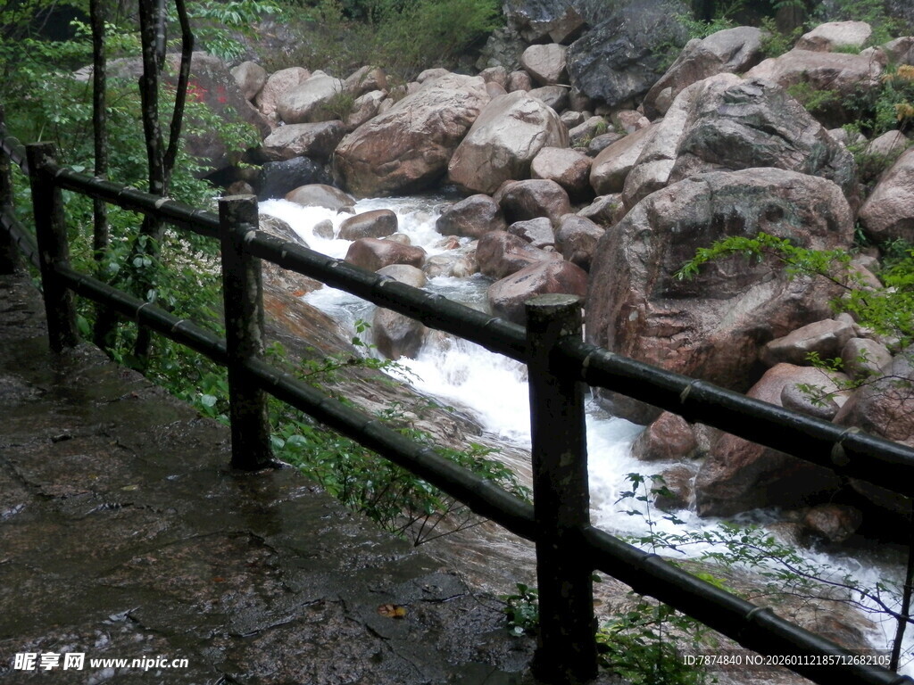 山间溪流旁的木质护栏
