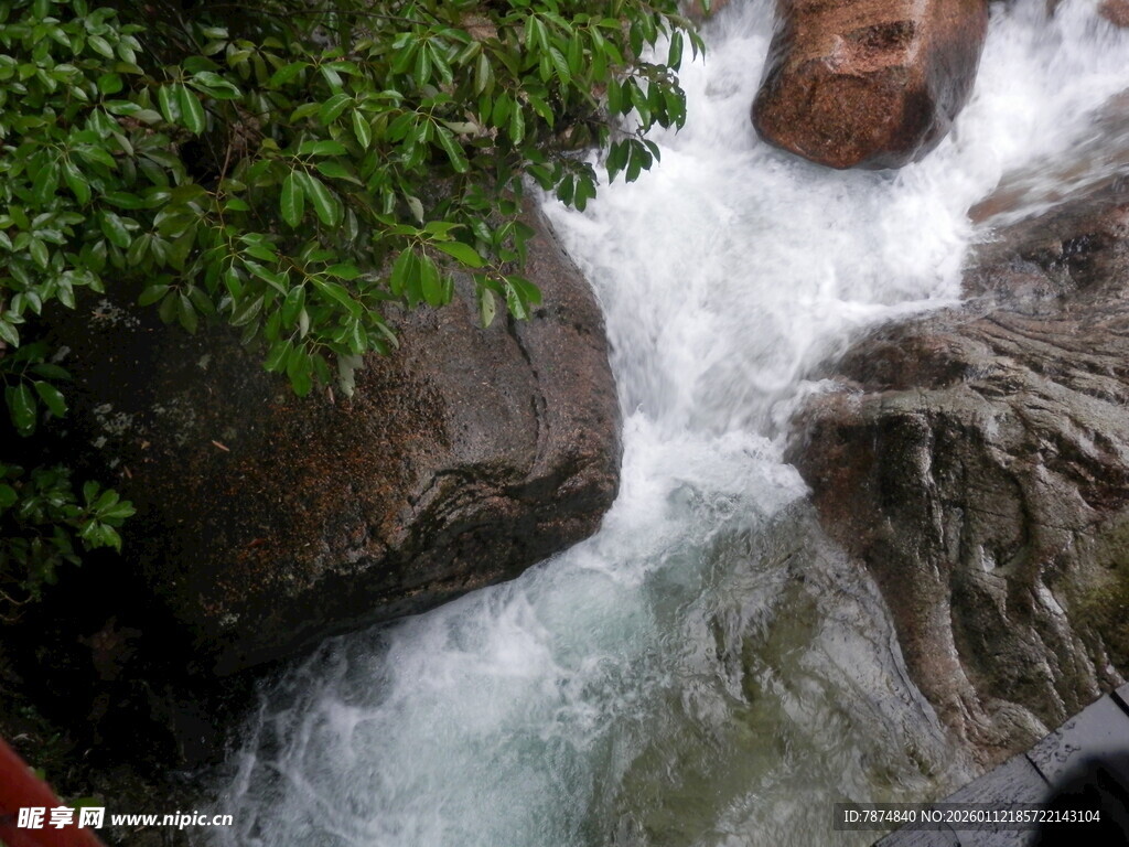 山间湍急溪流与岩石