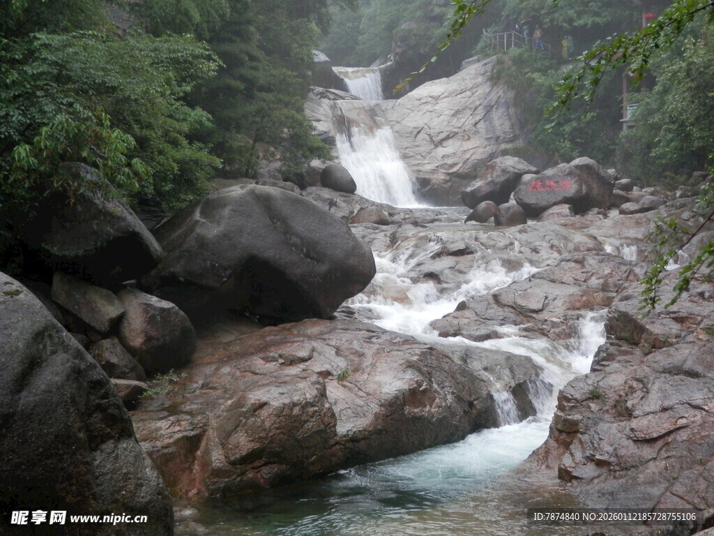 山间溪流瀑布自然美景