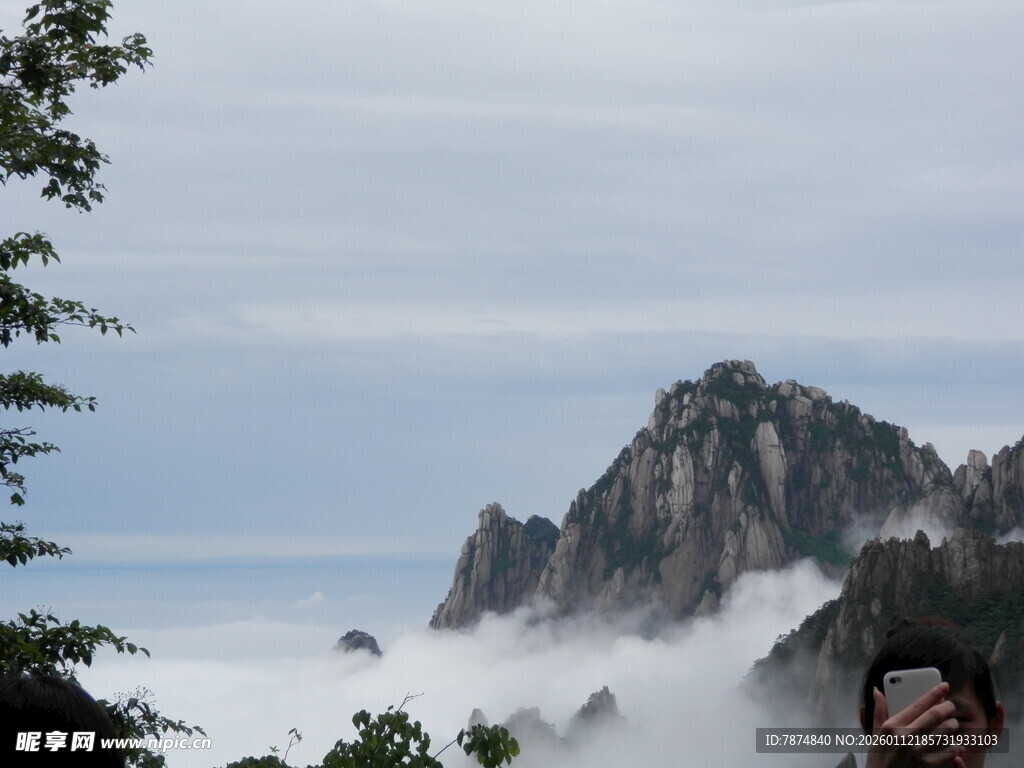 黄山云海中的壮丽山峰
