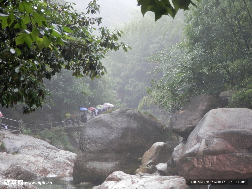 山林溪边的徒步场景
