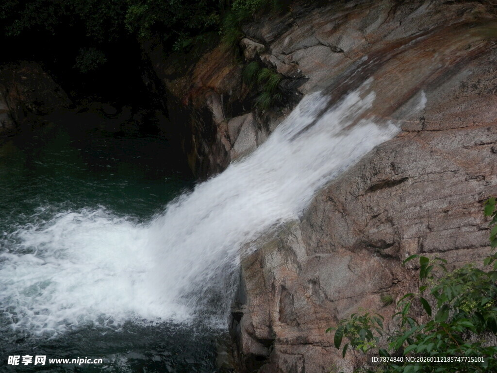 山间瀑布倾泻而下