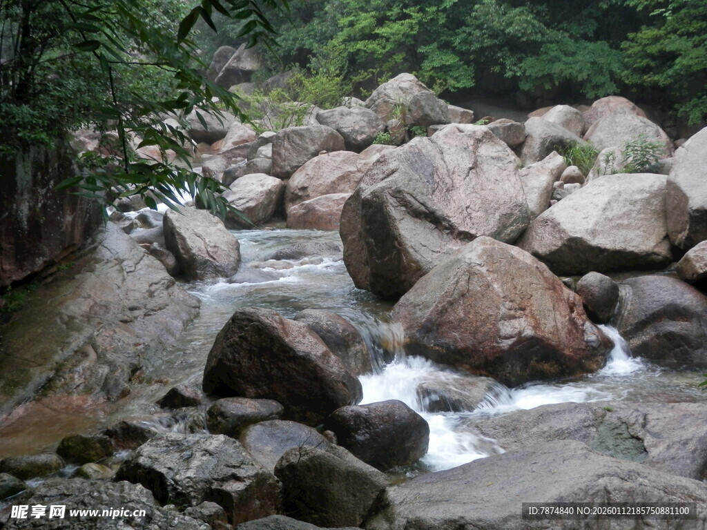山间溪流与嶙峋怪石