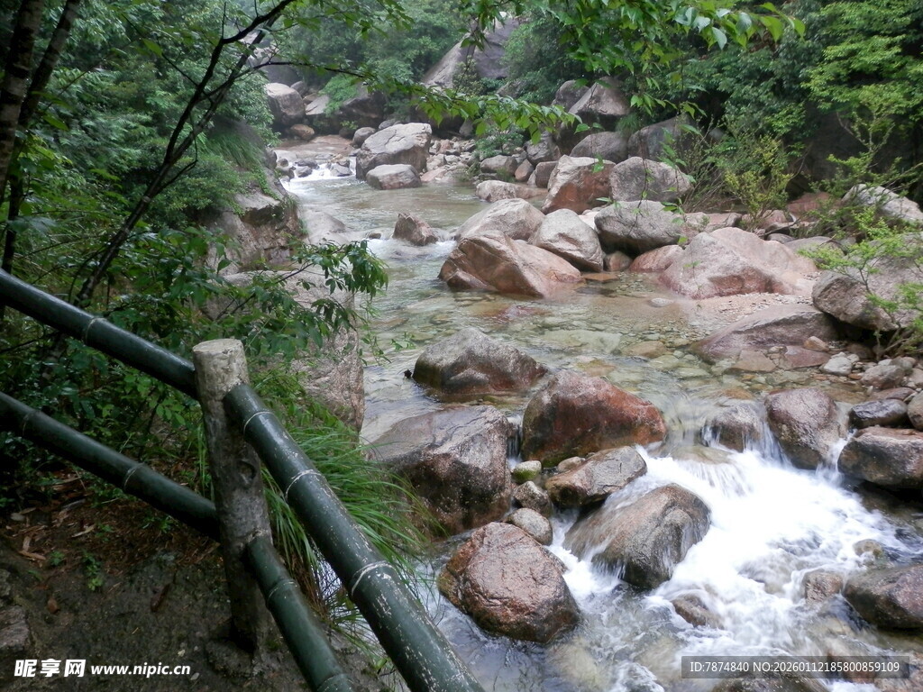 山间溪流潺潺 石木相伴