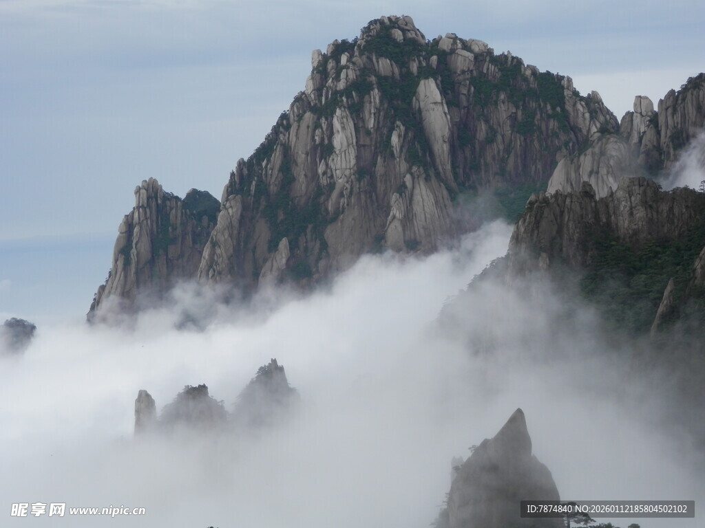 云雾缭绕的壮美山峦