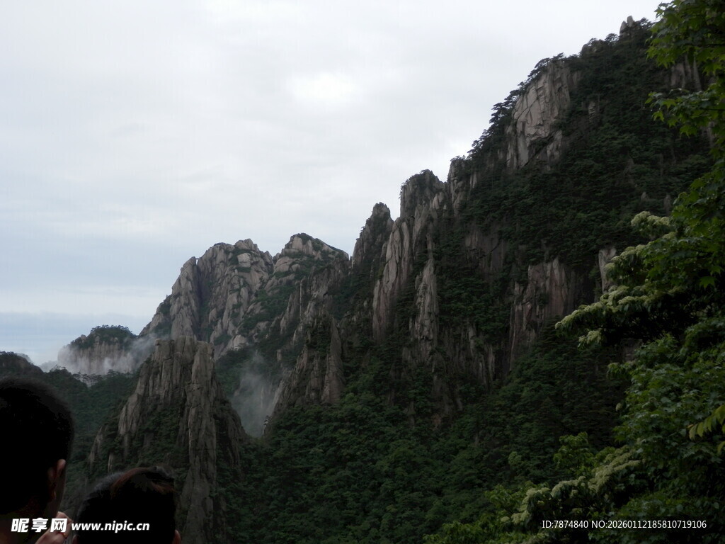 峻峭山峦覆绿植