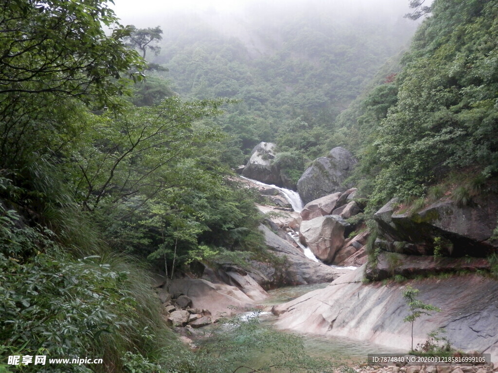 山林间的清幽溪流瀑布