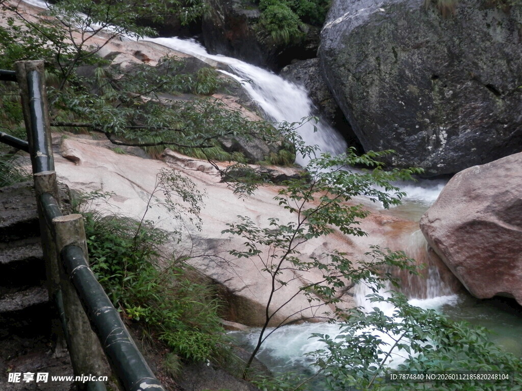 山间溪流从巨石间潺潺流过