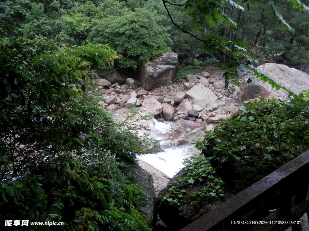 山林间的溪流美景