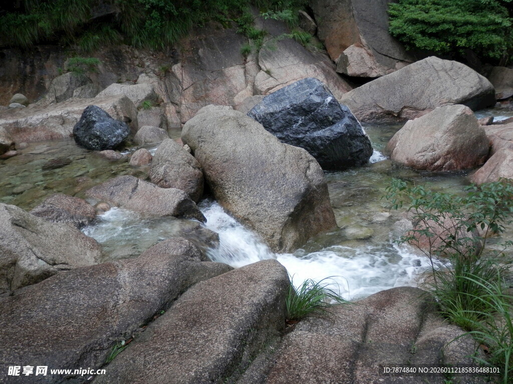 山间溪流穿岩石