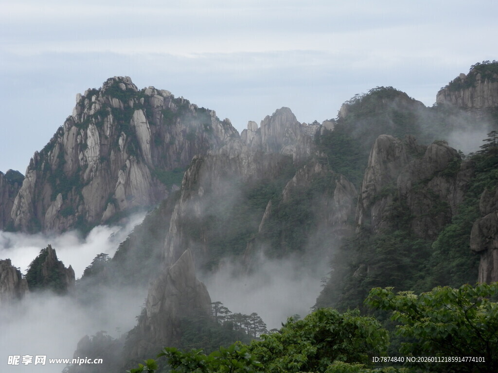黄山云雾缭绕的壮美山景