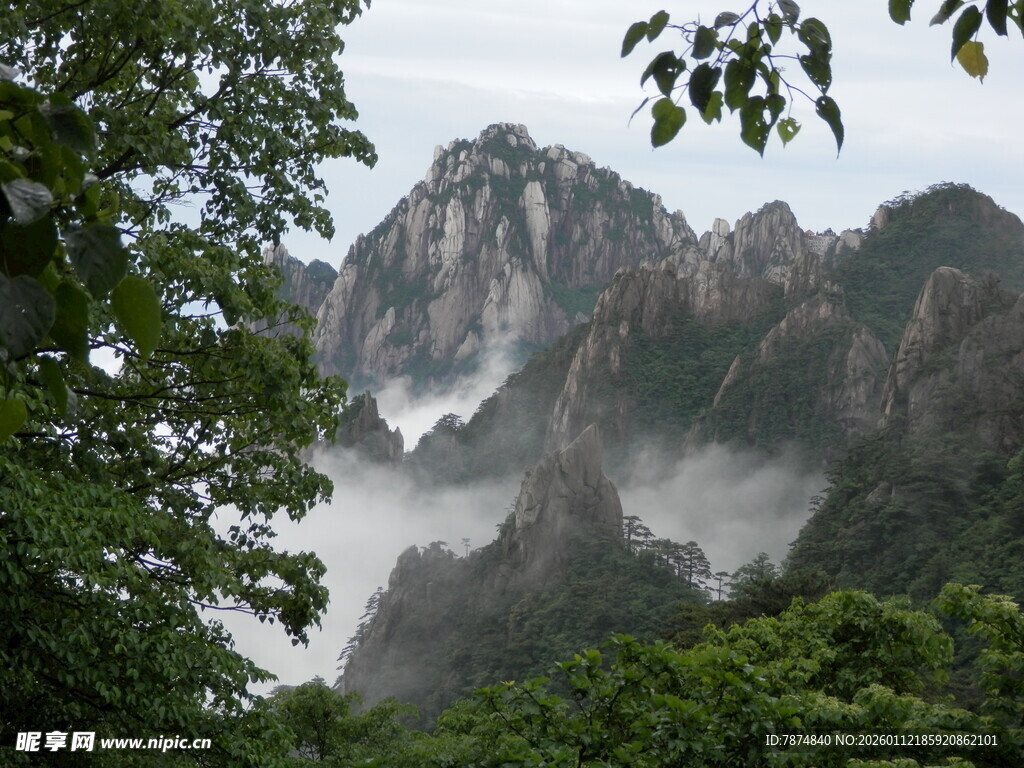 云雾缭绕的壮美山峦