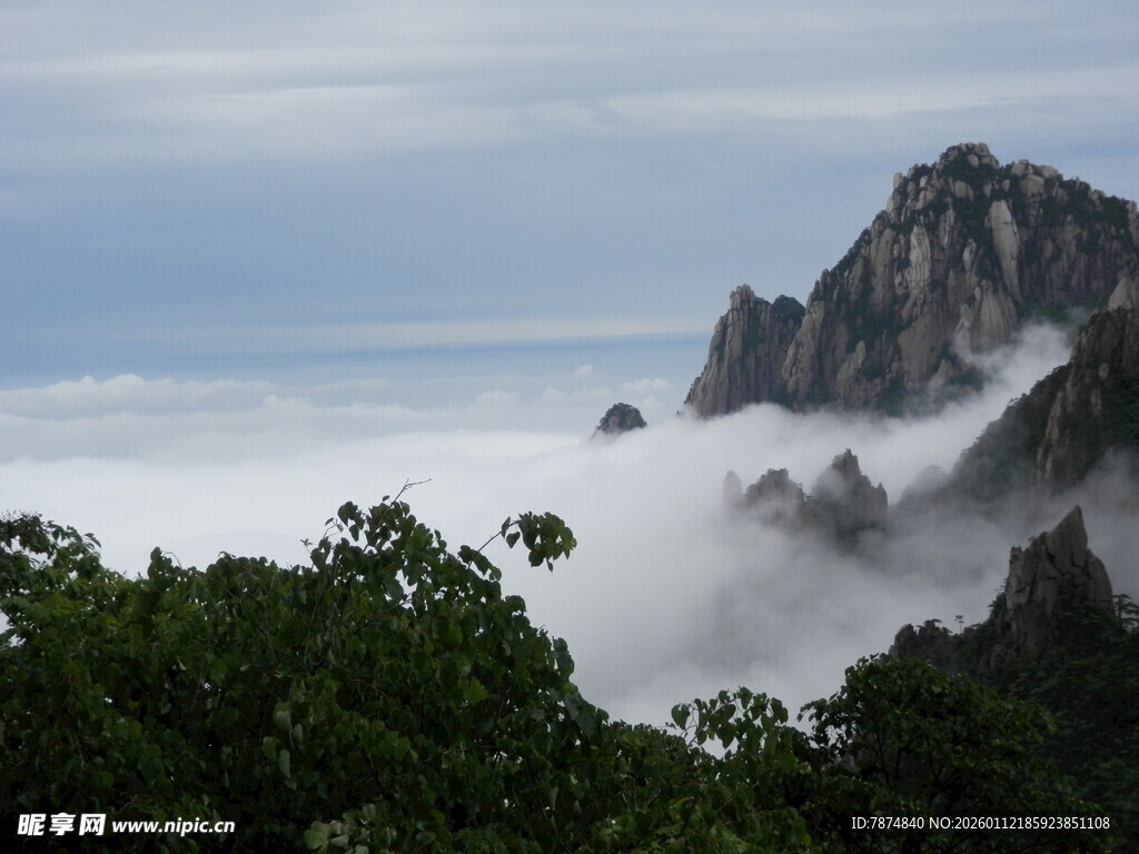 云雾缭绕的壮美山峰