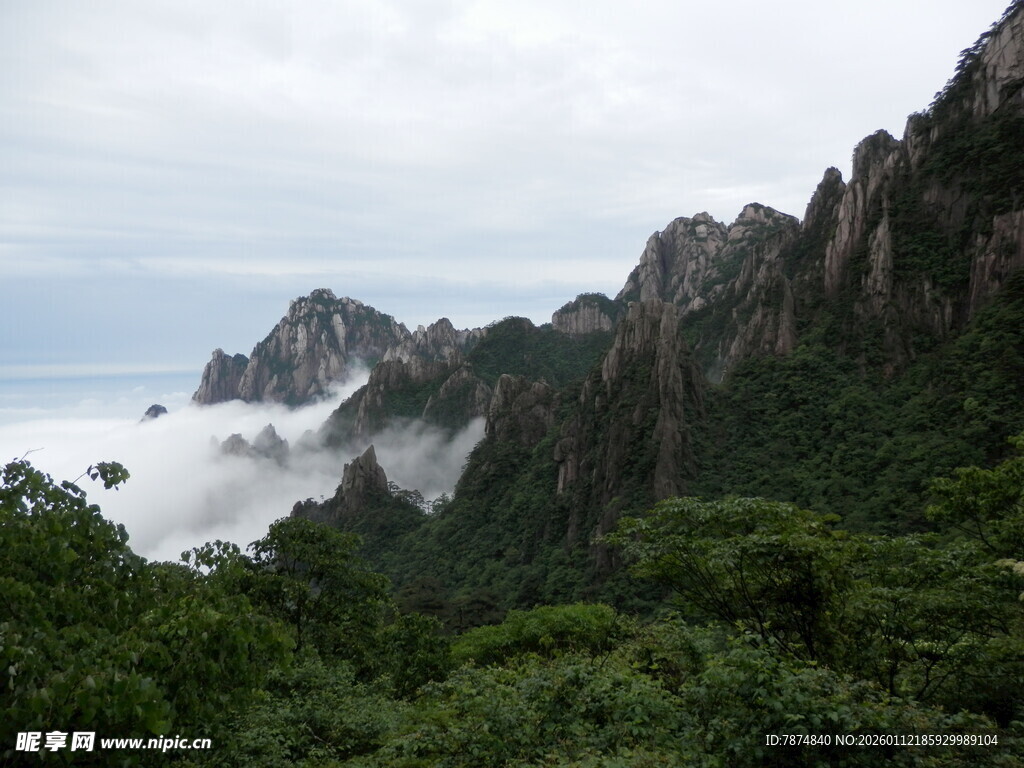 云雾缭绕的壮美山峦景色