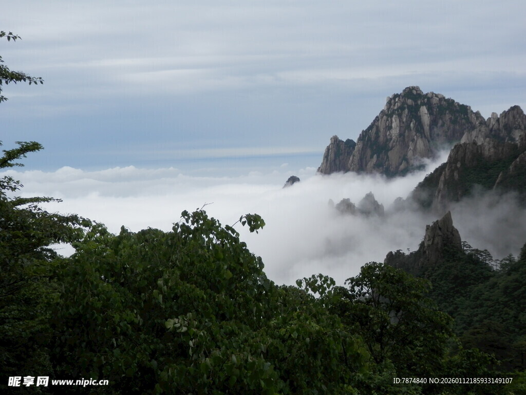云雾缭绕的壮美山峦景色