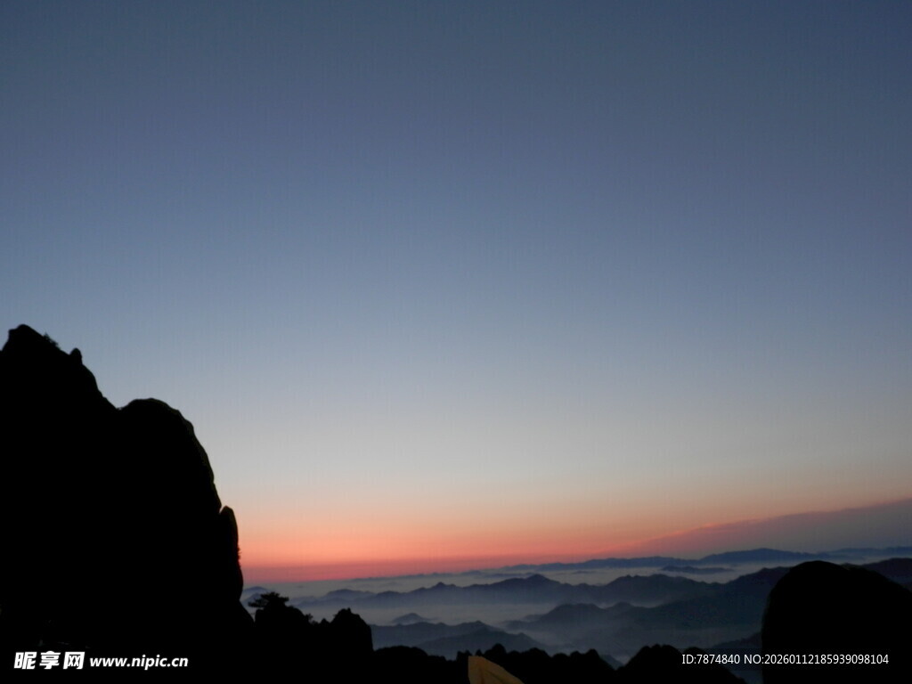 日出时分的壮丽山景