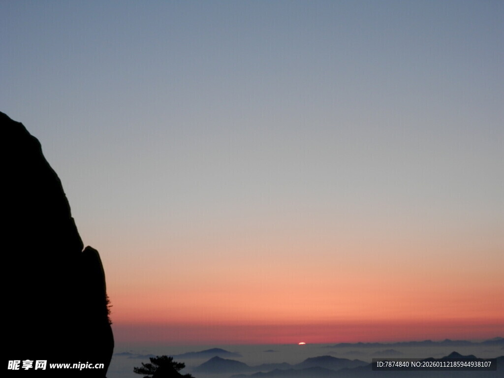 日出时分的壮丽山景
