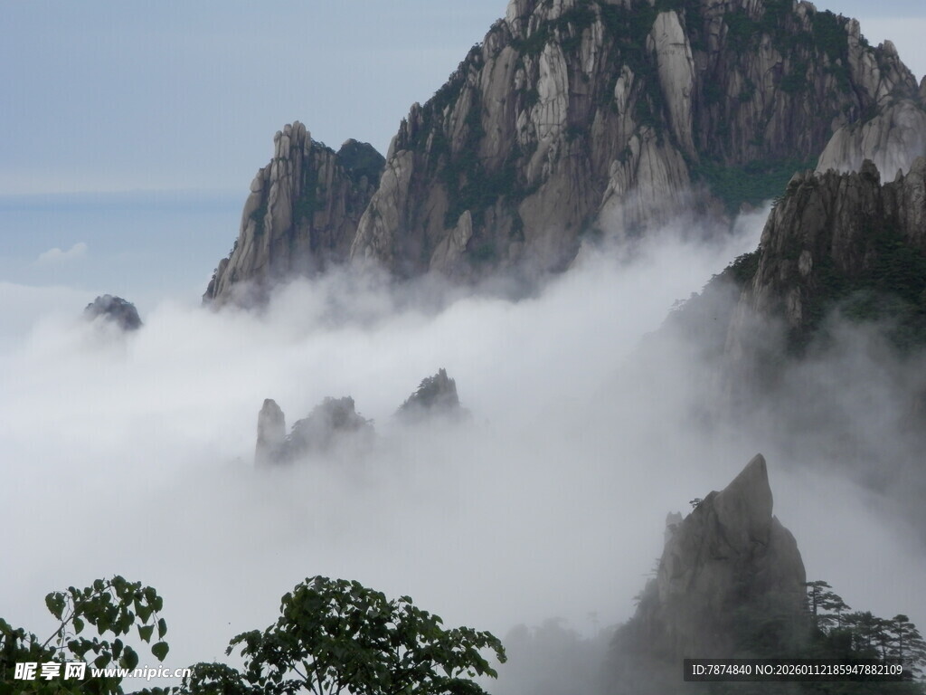 云雾缭绕的壮美山峦