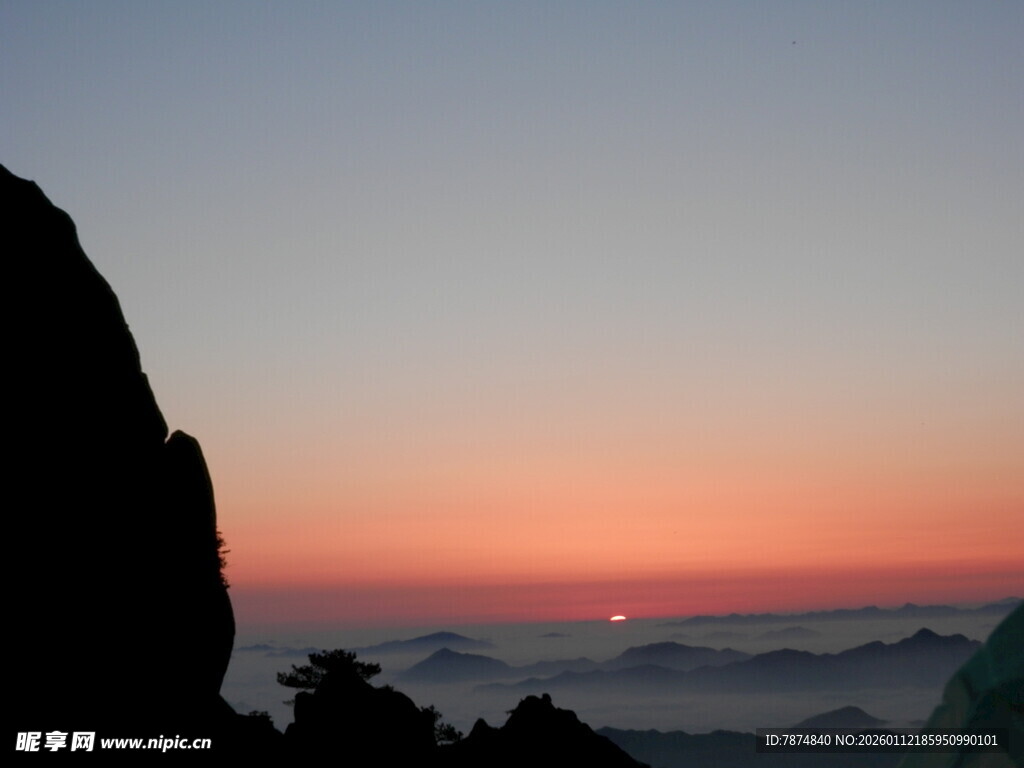 日出时分的山峦云海美景
