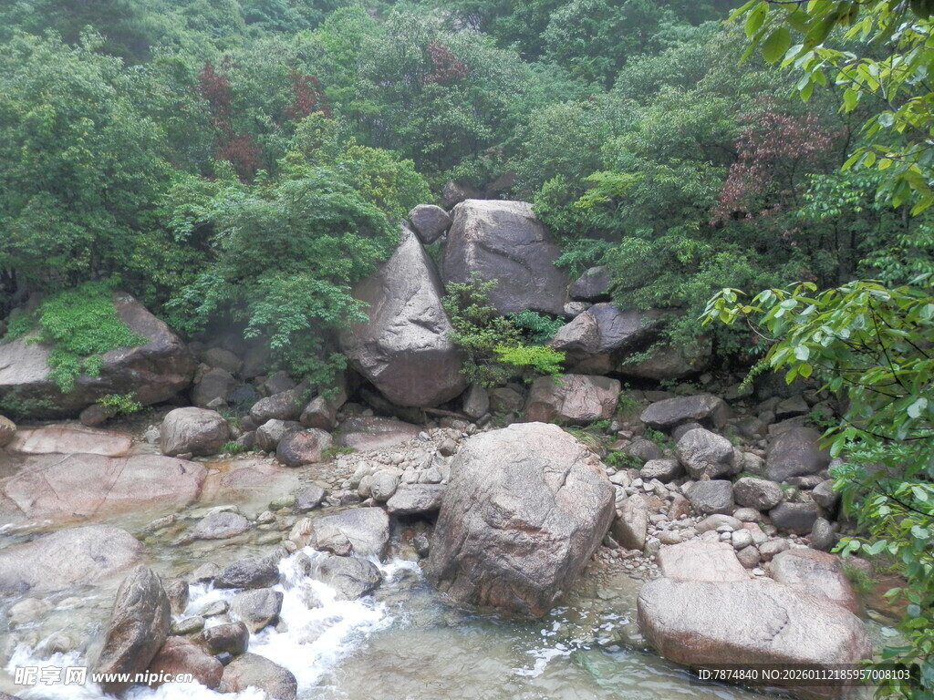 山间溪流旁的嶙峋怪石