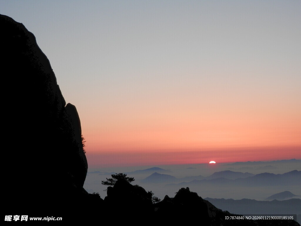 日出时分的壮丽山景