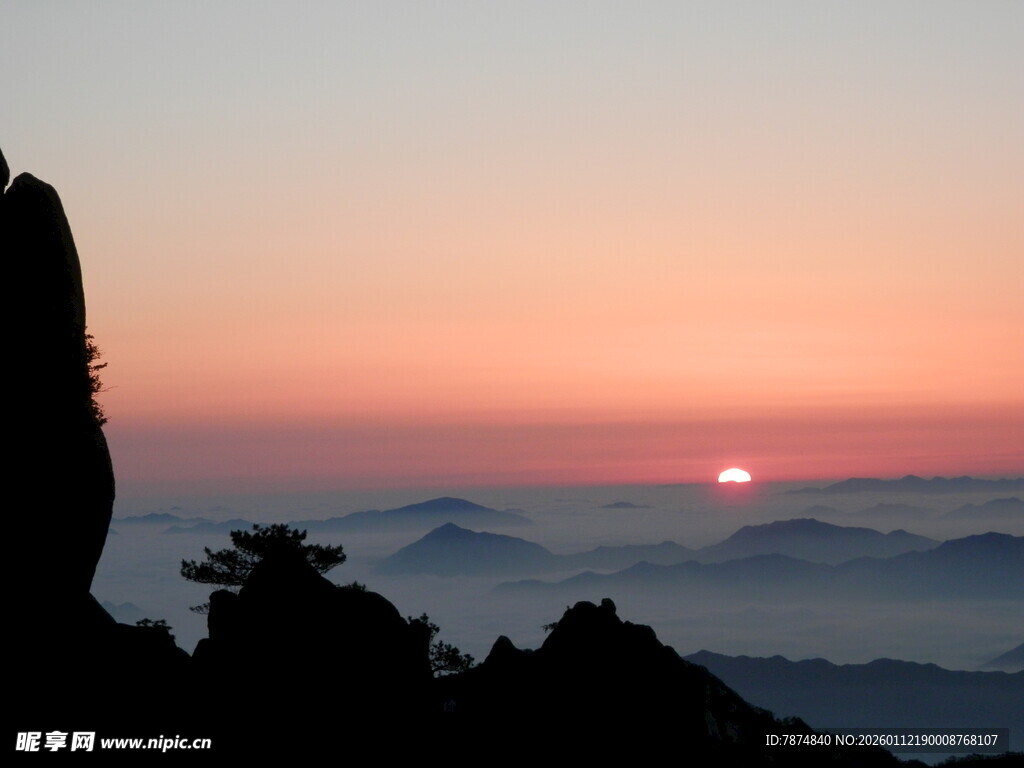 日出时分的山峦美景