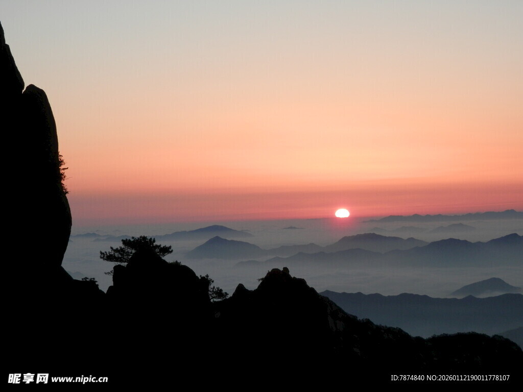 日出云海间的壮丽山景