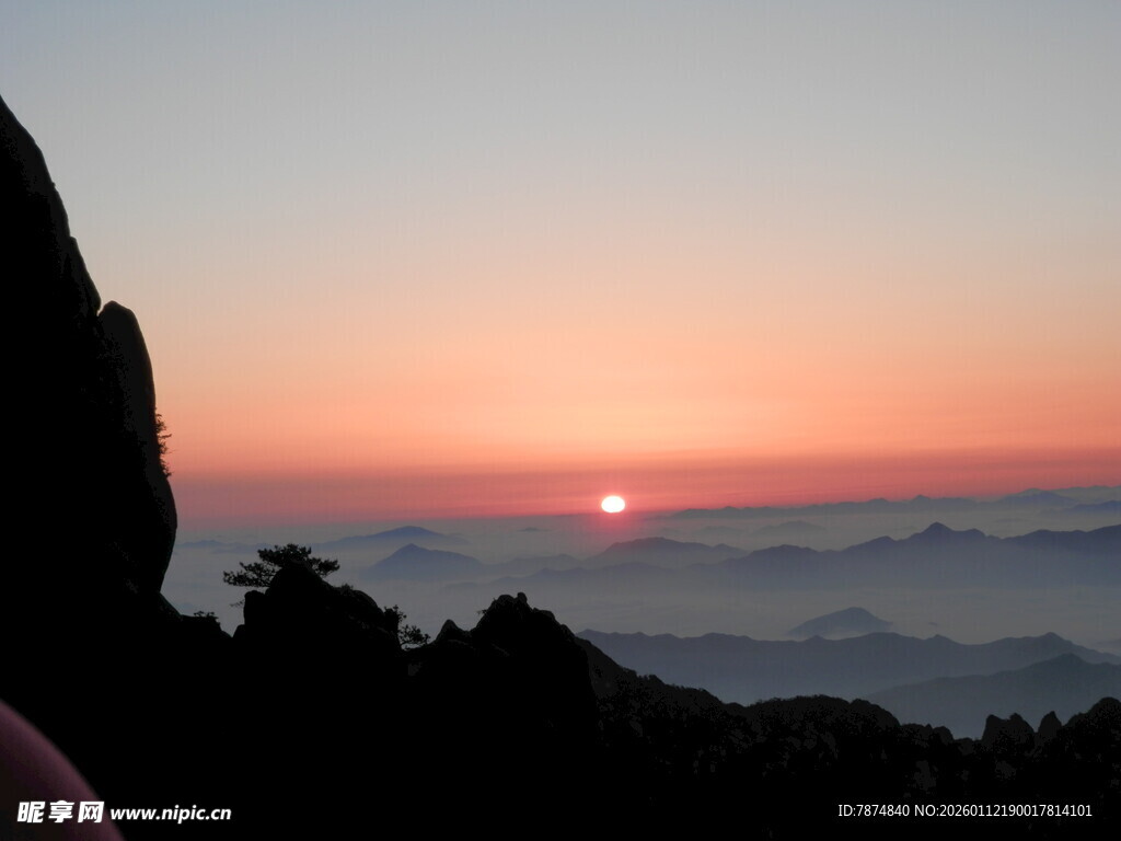 山顶观壮丽日出美景