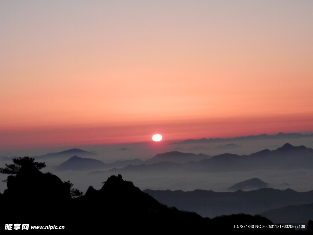 日出东方群山间壮丽景色