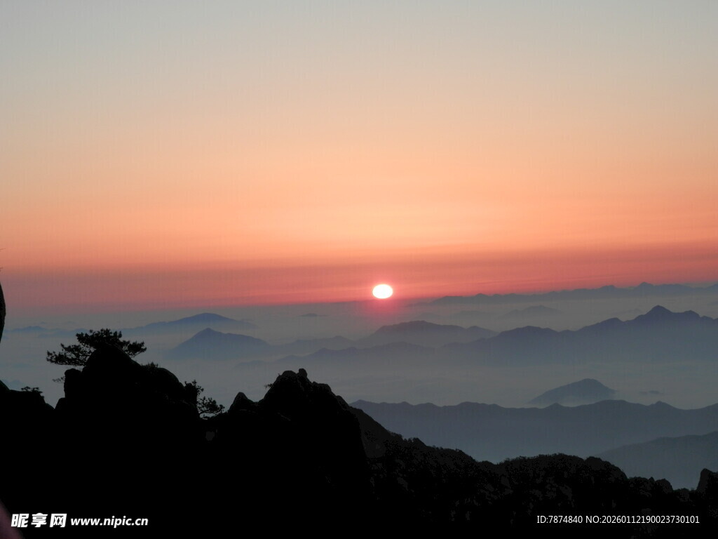 日出云海间的壮美景色