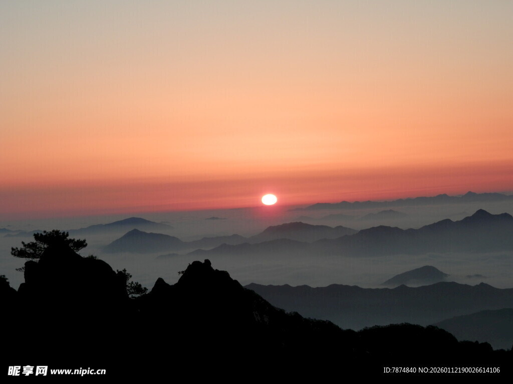 日出云海间的壮美景观