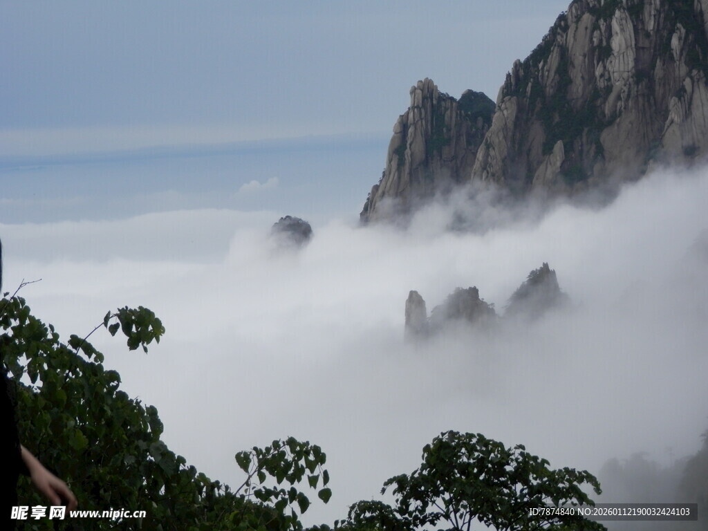 黄山云海中的奇峰异景