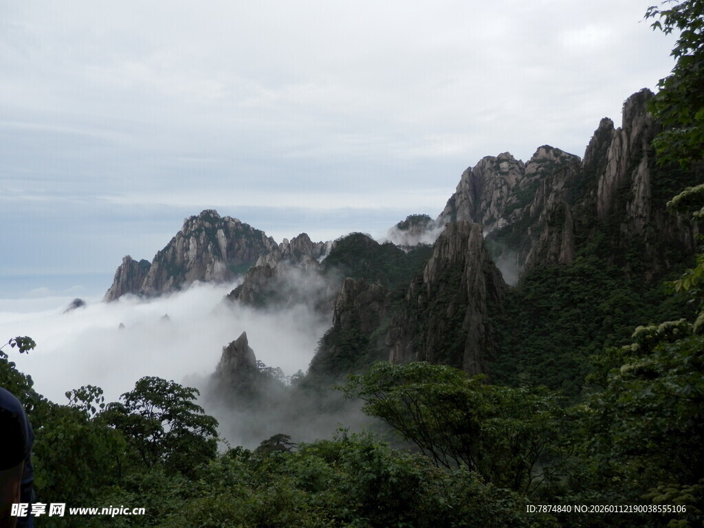 云雾缭绕的壮美山峦景色