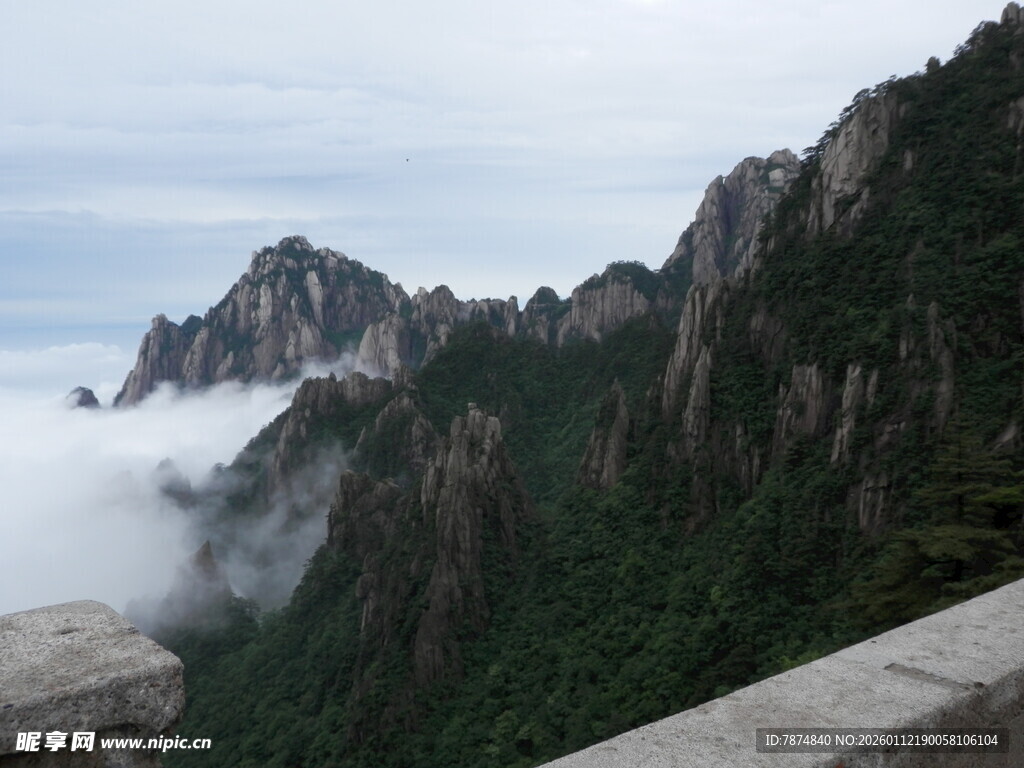 黄山云海中的壮丽山峦