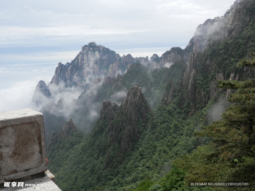 云雾缭绕的壮美山峦景色