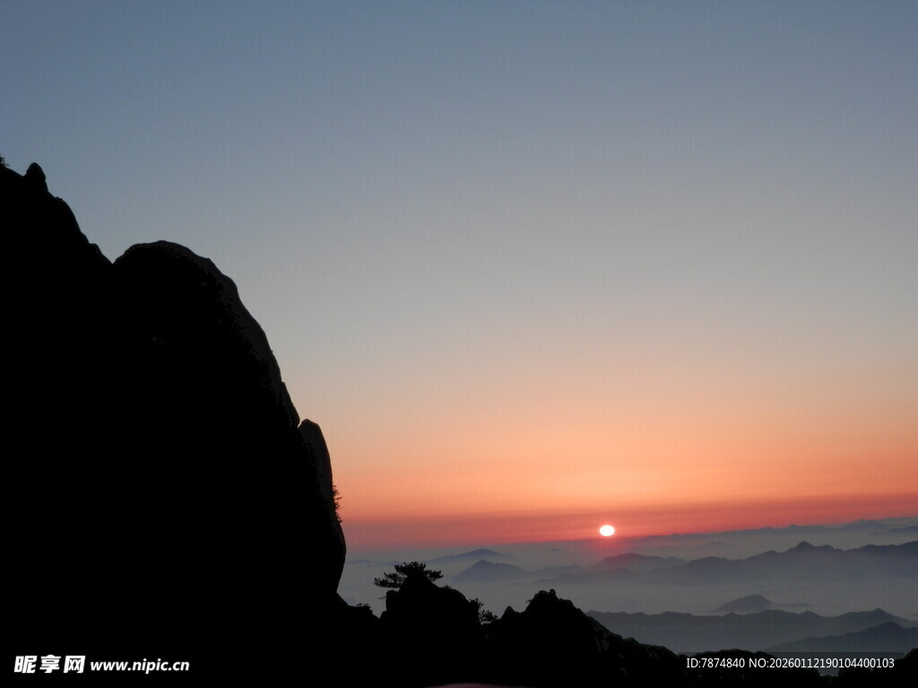 日出云海间的壮丽山景