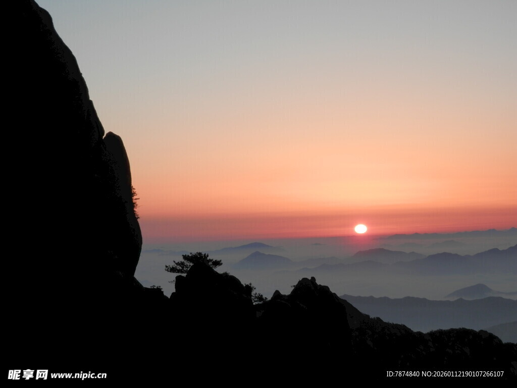 日出时分的壮丽山景