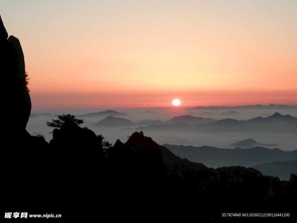 日出时分的山峦美景
