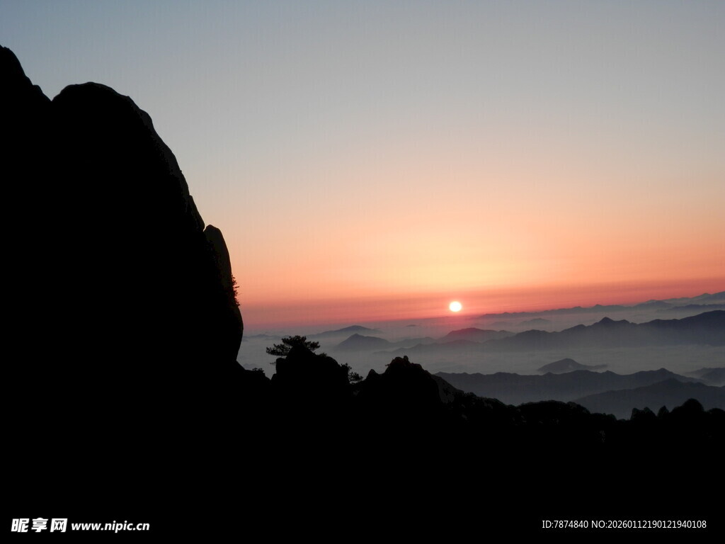 日出时分的山巅美景