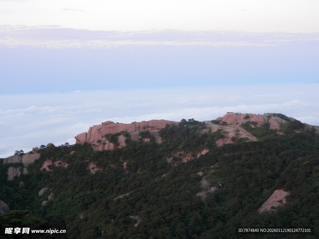 山巅云海间的壮美风光