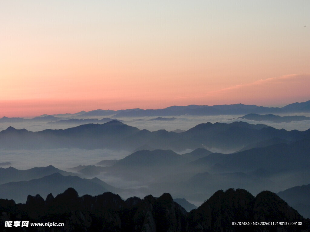 日出云海间的壮美山色