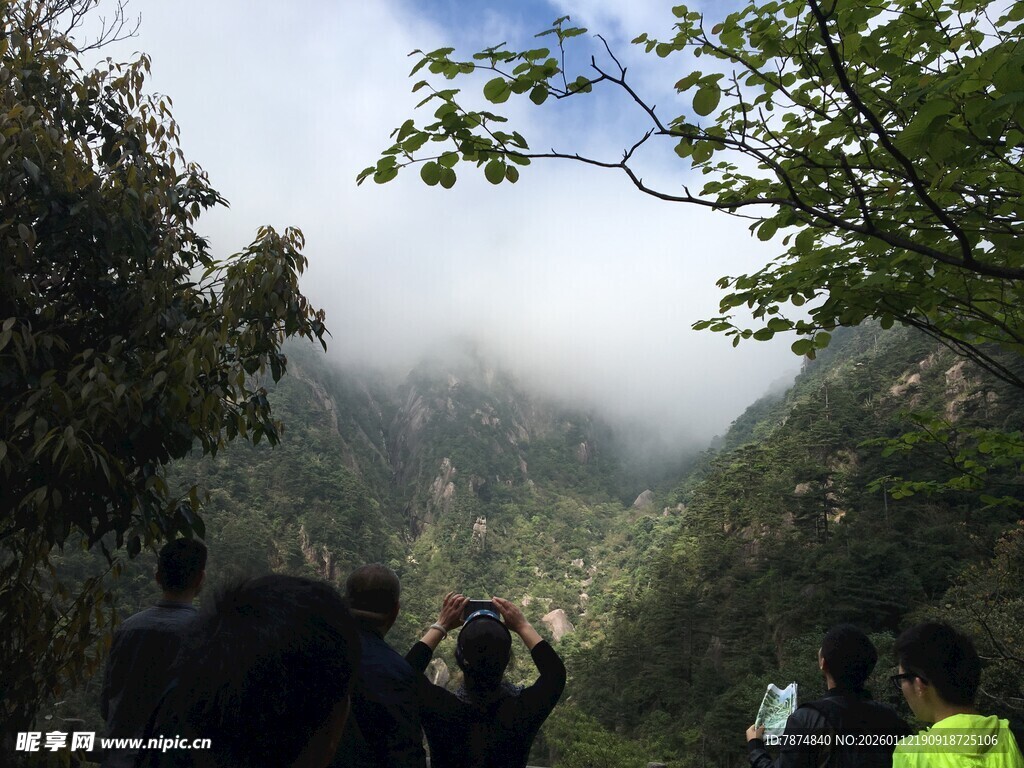 山间徒步赏云雾美景