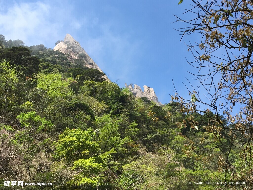 青山绿树间的巍峨山峰