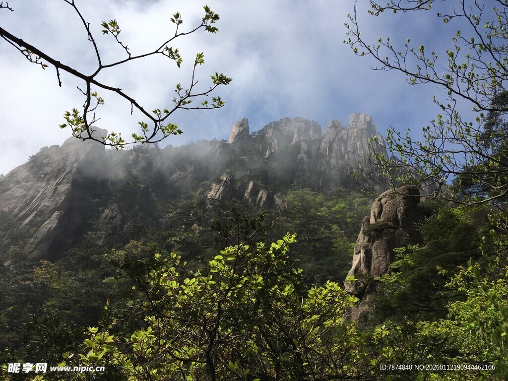 青山绿树间的秀丽山景