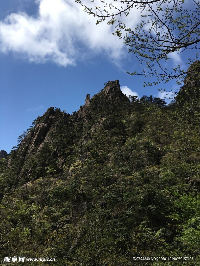 青山蓝天间的秀丽山景