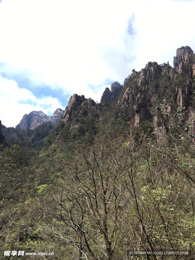 巍峨山峦 绿意点缀