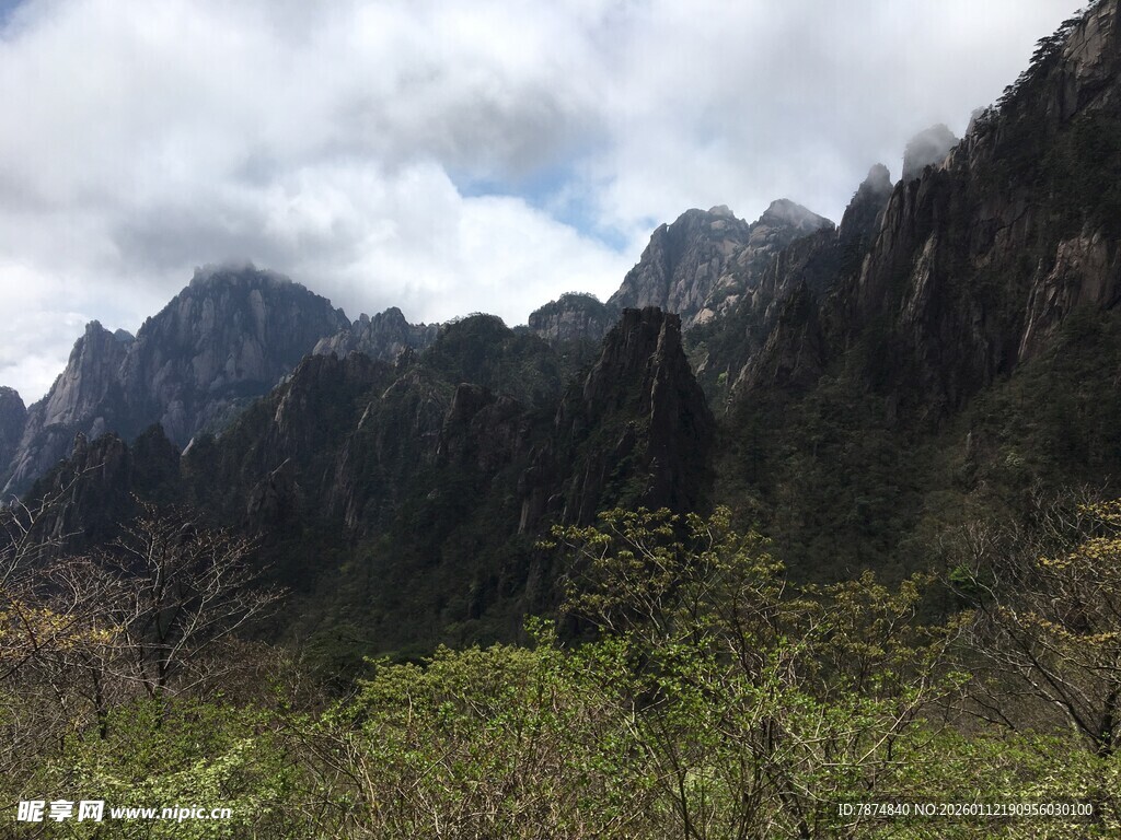 壮丽山景 绿意点缀