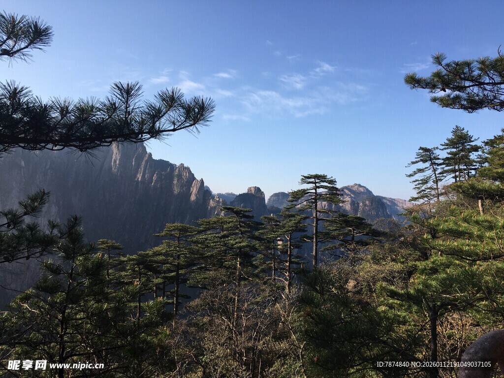 黄山奇峰与松林美景