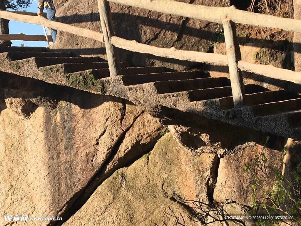 山间木栏与嶙峋岩石