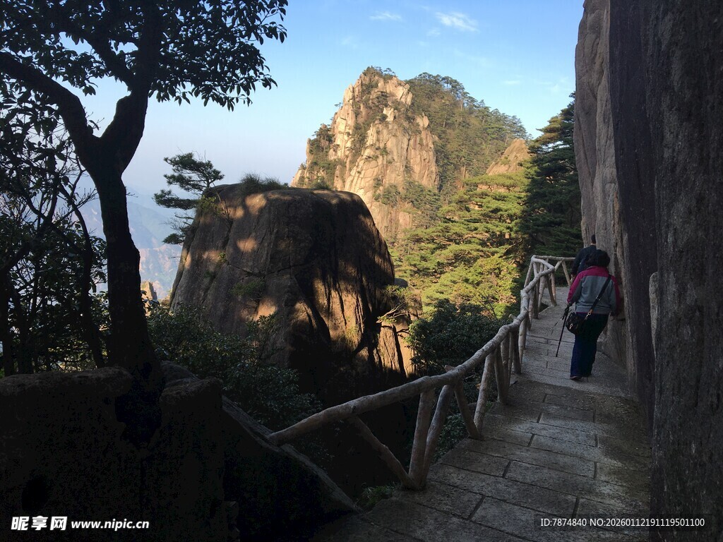 黄山山间步道上的游客身影